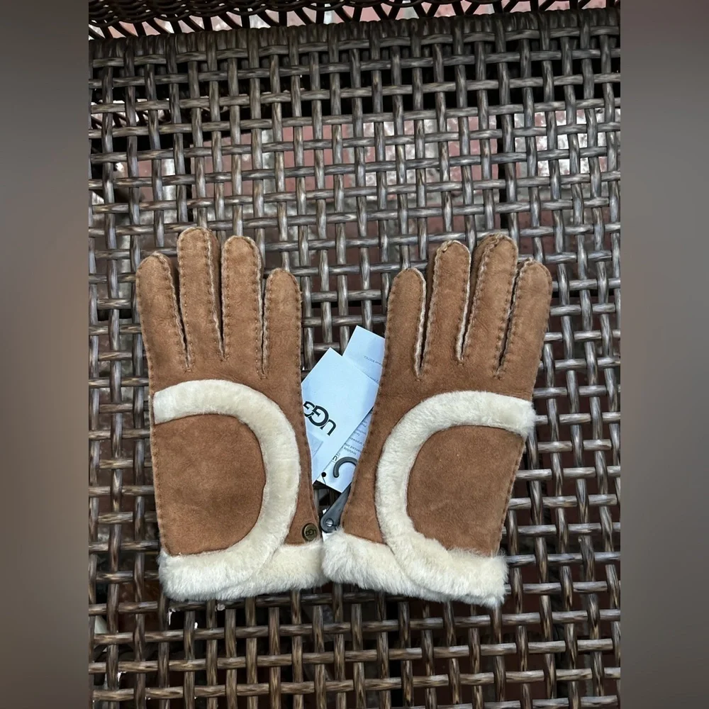 UGG Seamed Sheepskin Tech Gloves in Chestnut New with Tags!